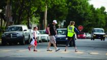 La signalisation sur le trottoir et la chaussée crée des zones facilement identifiables pour les enfants en leur indiquant le chemin sécuritaire à suivre à l’approche de l’école.