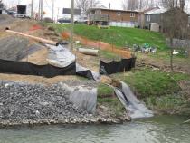 Déviation temporaire des eaux entrant sur le chantier afin de minimiser l'érosion