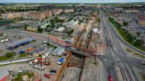 Jusqu'à 80 travailleurs ont travaillé au tunnel situé au cœur d'une des intersections les plus achalandées du Gatineau où plus de 24 000 voitures circulent chaque jour. Un pont temporaire pour les automobilistes a été installé durant sa construction.