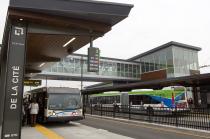 Une passerelle piétonne surélevée permet aux usagers de traverser les voies sans interaction avec les autobus à la station de la Cité. Une clôture d'un mètre réduit la possibilité de traverser directement sur les voies réservées aux autobus.