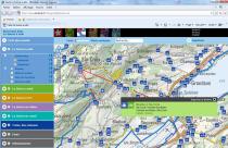 Carte interactive
de La Suisse à vélo montrant les itinéraires cyclables et l’offre de transport en commun. Les tracés cyclables
sont en bleu, les voies de chemin de fer en rouge et la
localisation des gares, arrêts
de bus… est représentée
à l’aide de pictogrammes.
Lorsque l’usager clique sur les
pictogrammes ou les trajets, des fenêtres d’information s’ouvrent et des liens Internet
renvoient l’utilisateur vers les horaires, les prix, la réservation et autres détails disponibles sur le site du transporteur.